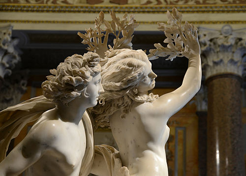 Apollon ve Daphne heykelinde koşan figürler