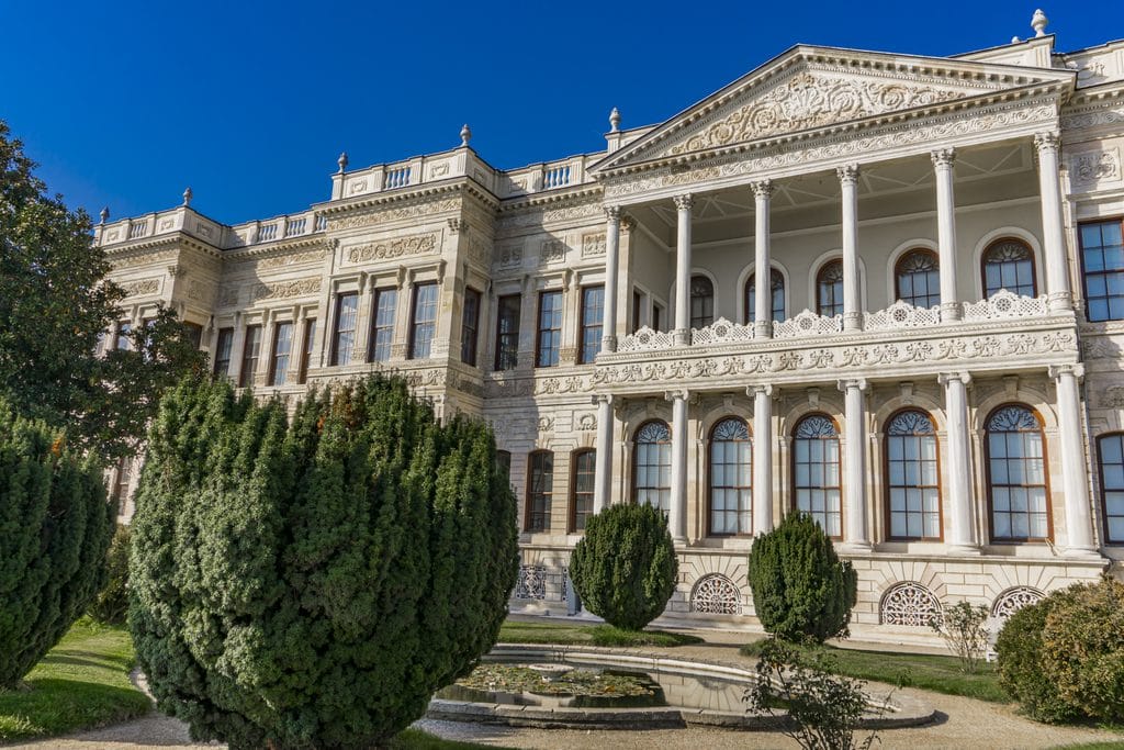Dolmabahçe Sarayı'nın bezemeli cephesinden bir ayrıntı