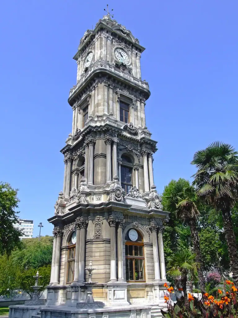 Dolmabahçe Sarayı girişindeki Saat Kulesi