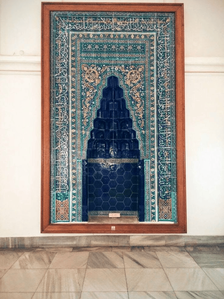 Çinili Köşk'teki 1432 tarihli Karaman çini mihrabı