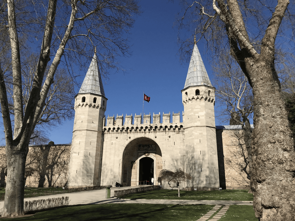 Topkapı Sarayı'nın iki kuleli Babüsselam kapısı