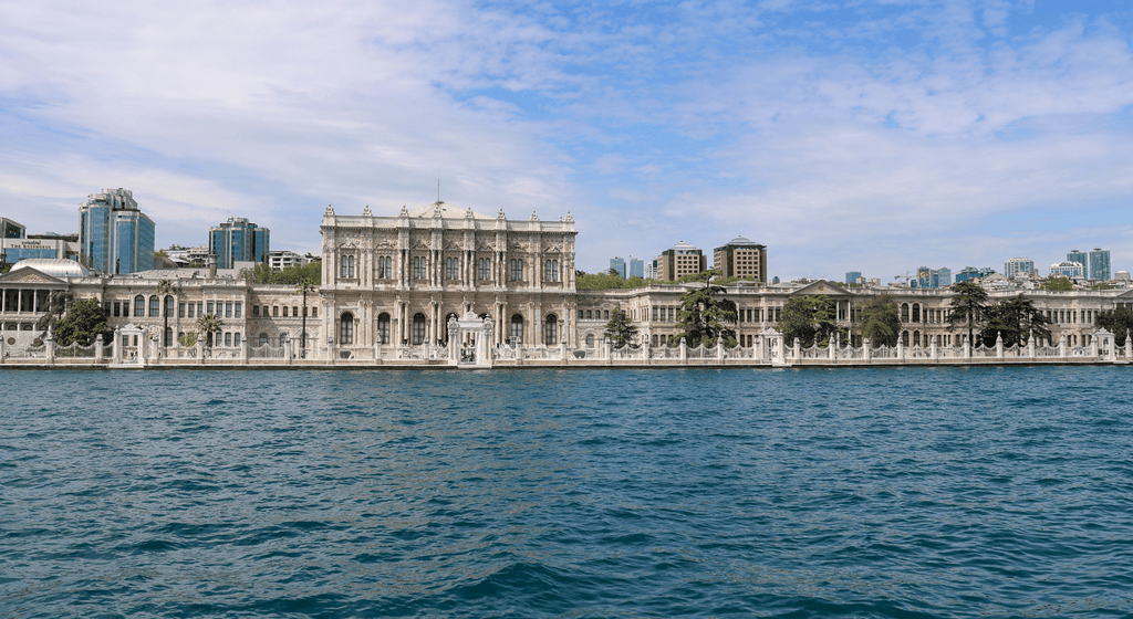 Dolmabahçe Sarayı'nın Boğaz'a bakan uzun cephesi