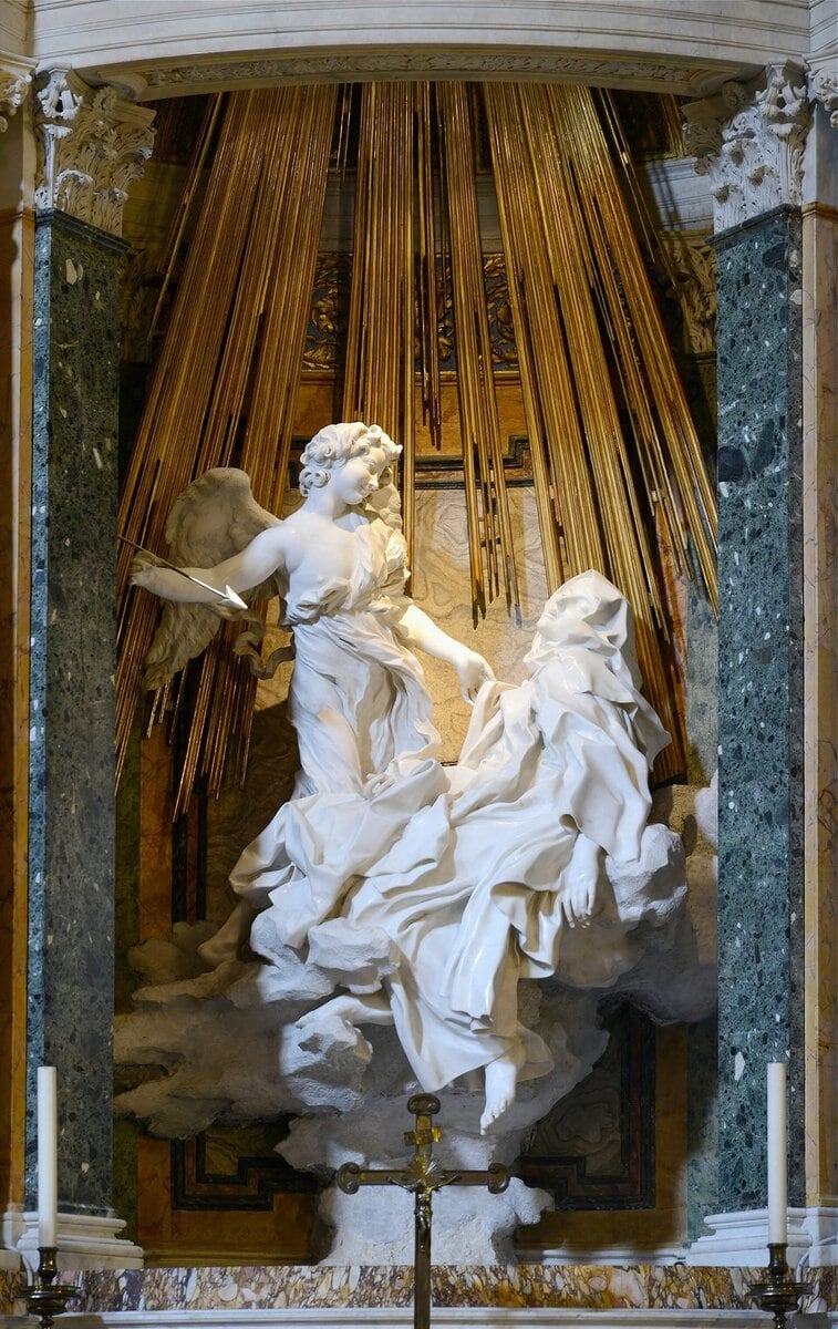 Bernini'nin Azize Teresa'nın Vecdi heykeli: altın ışınlar altında melek ve azize