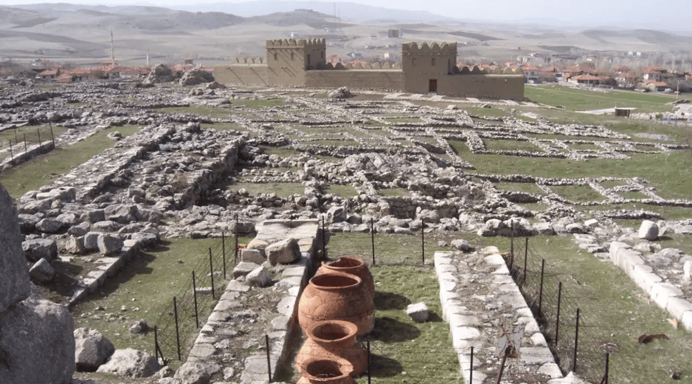 Hattuşa Aşağı Şehir'deki Büyük Tapınak ve çevresindeki depo odaları