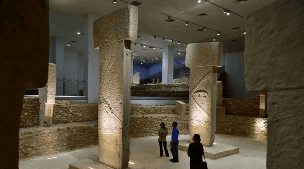 Şanlıurfa Arkeoloji Müzesi'ndeki gerçek ölçekli Göbeklitepe D Yapısı canlandırması