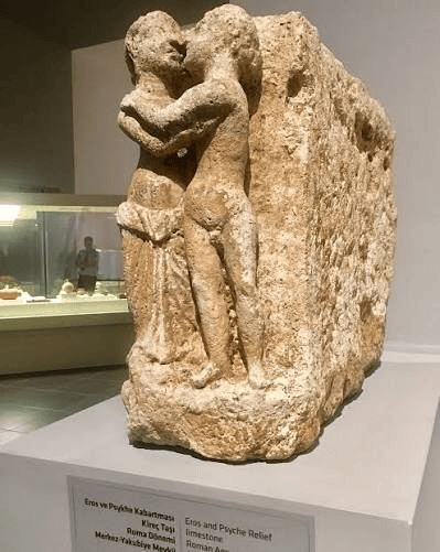 Şanlıurfa Arkeoloji Müzesi'ndeki Eros ve Psykhe kabartması
