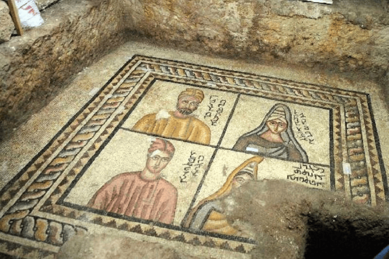 Süryanice ad yazıtlı dört büstten oluşan Gadya Ailesi mezar mozaiği