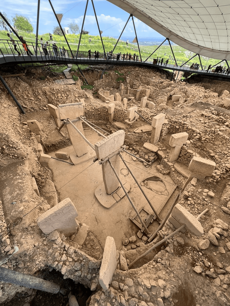 Göbeklitepe D Yapısı'nın merkezindeki iki büyük T biçimli dikilitaş
