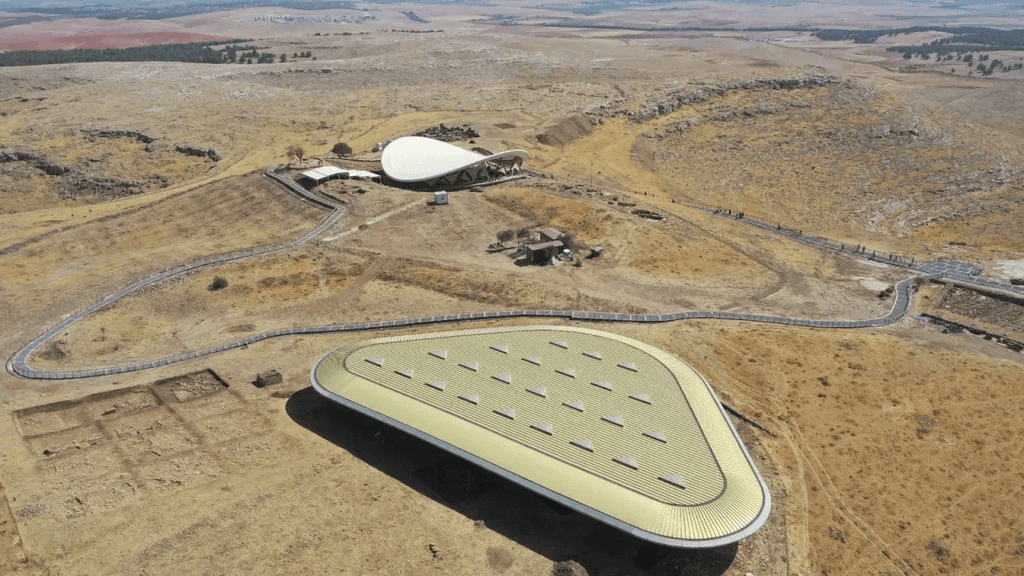 Göbeklitepe GT1 kazı alanını örten beyaz koruma çatısı ve yürüyüş platformu