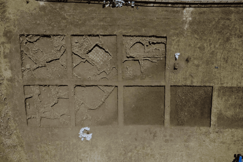 Göbeklitepe'nin ikinci evresine ait dörtgen planlı yapı kalıntıları