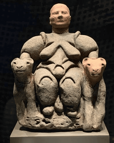 İki yanında leoparlarla oturan Çatalhöyük Ana Tanrıça heykelciği