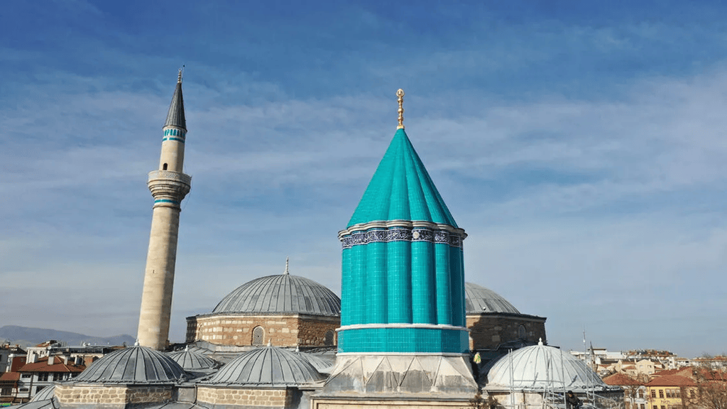 Mevlana Müzesi'nin firuze çinilerle kaplı dilimli Yeşil Kubbesi