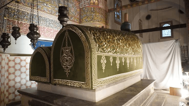 Mevlana Celaleddin-i Rumi'nin işlemeli örtülerle kaplı sandukası