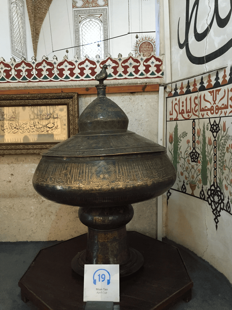 Mevlana Müzesi'ndeki altın ve gümüş kakmalı tunç Nisan Tası