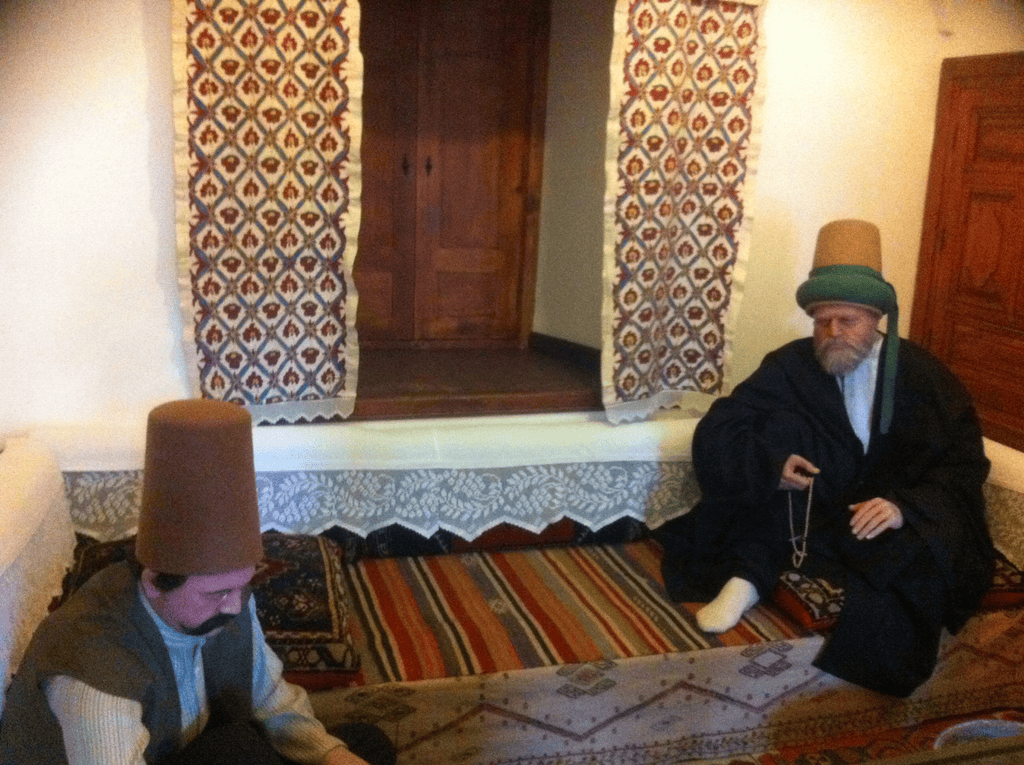Mevlana dergahının avlusunu çevreleyen derviş hücreleri