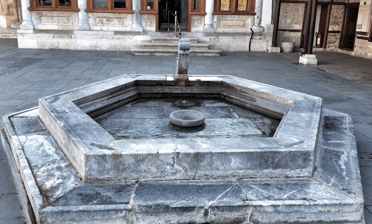 Mevlana Müzesi avlusundaki Şeb-i Arus havuzu ve şadırvan
