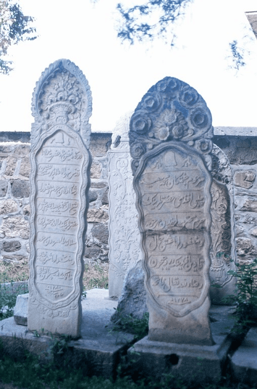 Mevlevi sikkesi işlenmiş mezar taşlarının bulunduğu hazire