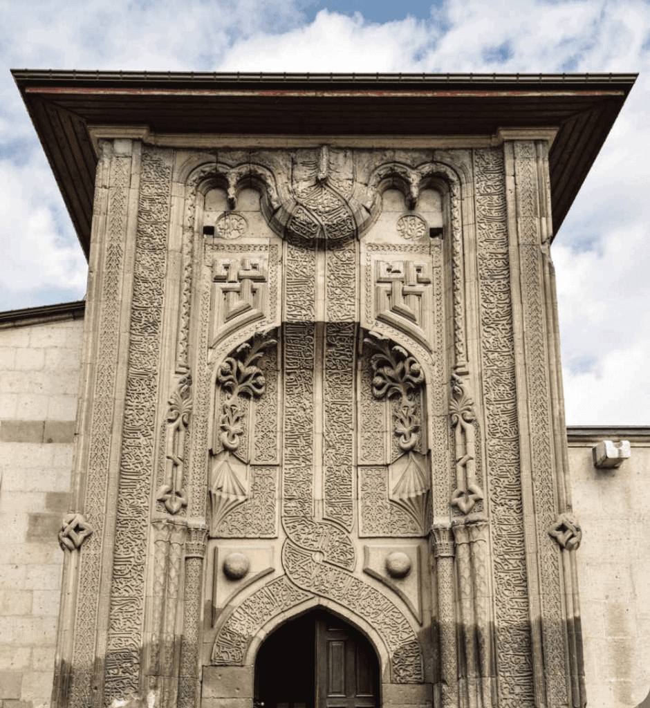 İnce Minareli Medrese'nin yüksek kabartmalı Selçuklu taçkapısı
