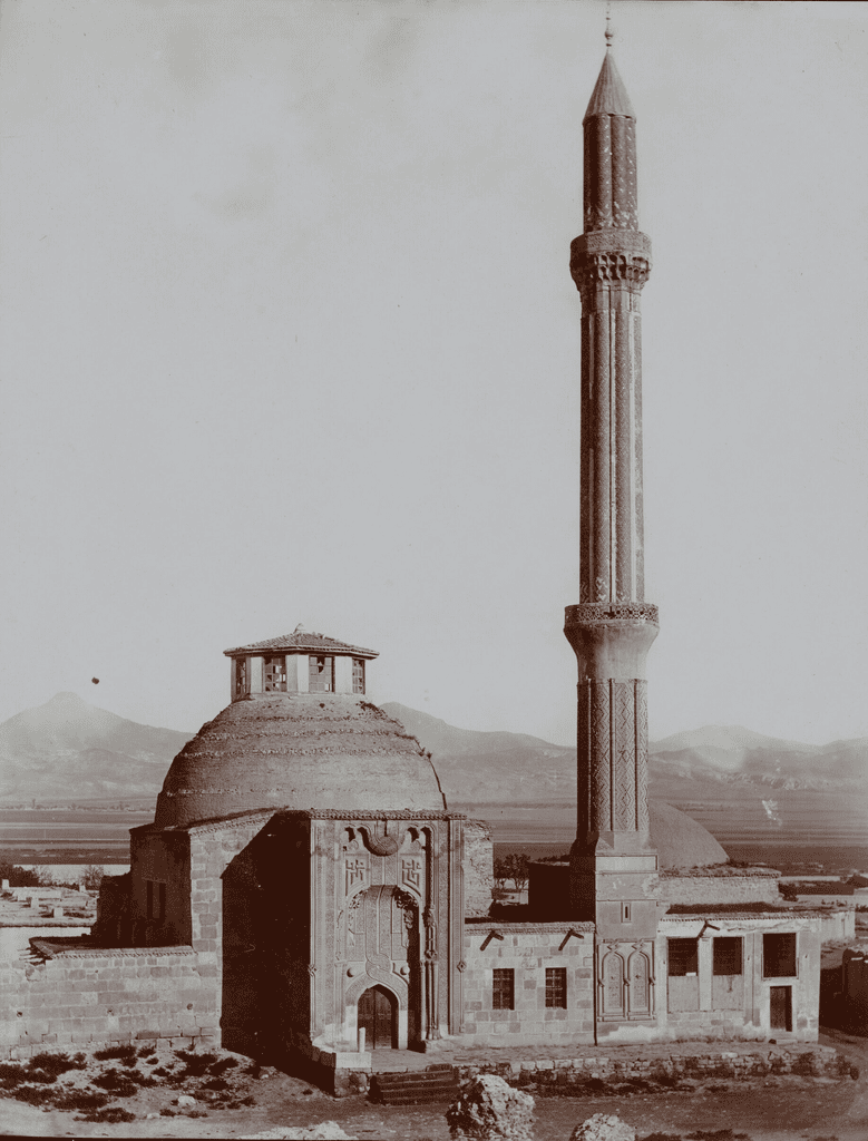 İnce Minareli Medrese'nin 1901'deki yıldırımdan sonra kalan sırlı tuğla minare gövdesi