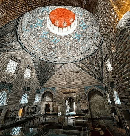 İnce Minareli Medrese'nin kubbeyle örtülü kapalı avlusu