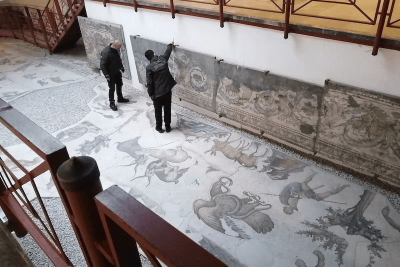 Büyük Saray'ın revaklı avlusuna ait mozaik döşemenin genel görünümü