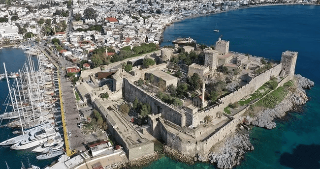 Bodrum Kalesi'nin şövalyelerin milletlerine göre adlandırılan kuleleri