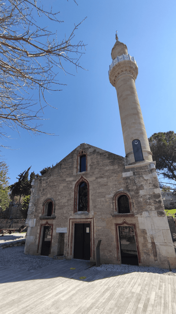 Bodrum Kalesi'ndeki şapelden dönüştürülen minareli kale camisi
