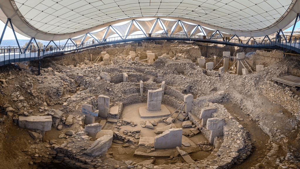 Göbeklitepe'nin T biçimli dikilitaşlarla çevrili dairevi anıtsal yapıları