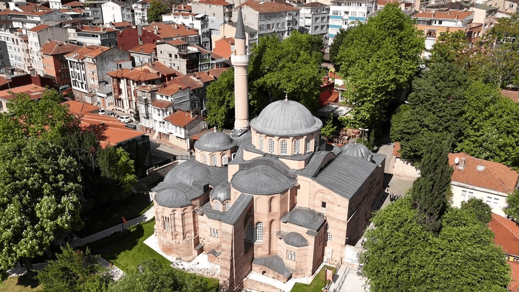 Kariye Camii'nin Bizans kubbeleri, tuğla örgüsü ve Osmanlı minaresi