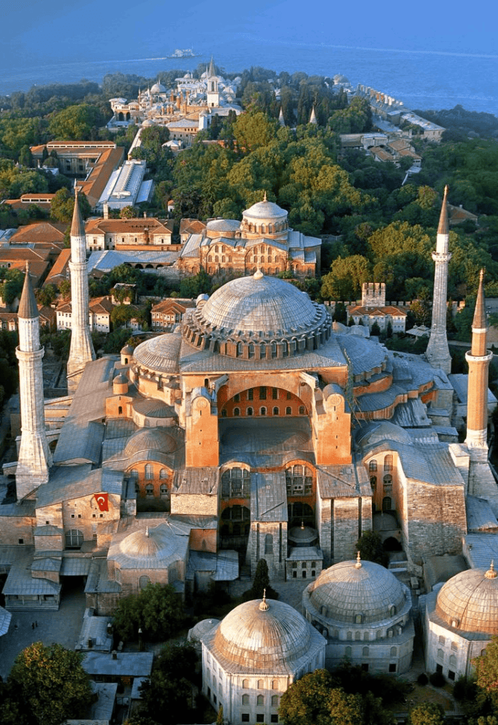 Ayasofya'nın yaklaşık 31 metre çaplı ana kubbesi