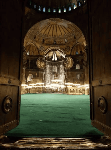 Ayasofya ana mekanının duvarlarını kaplayan renkli mermer levhalar
