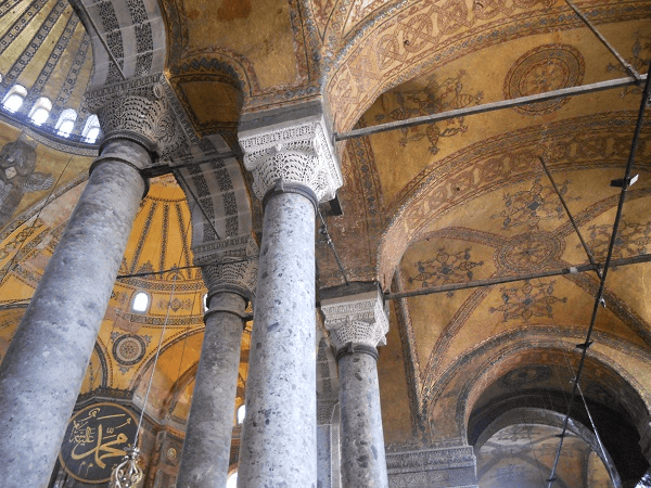 Ayasofya'da derin oymalı Bizans sütun başlığı