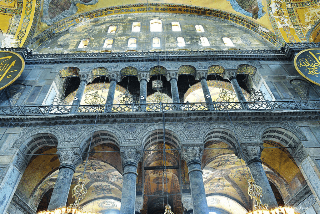 Ayasofya'nın üst galerisinden ana mekana ve kubbeye bakış