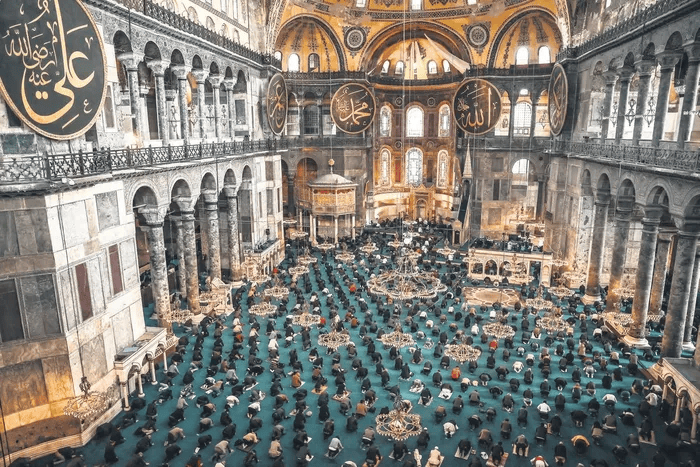 Ayasofya ana mekanında asılı dev yuvarlak hat levhaları