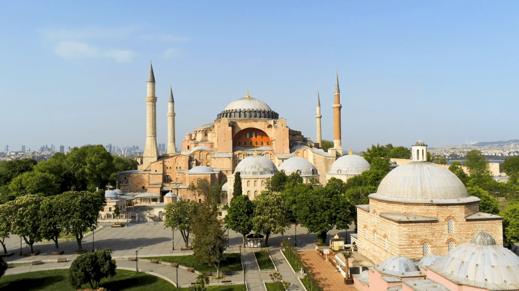 Ayasofya'nın dört minaresi ve payandalarıyla dış görünüşü