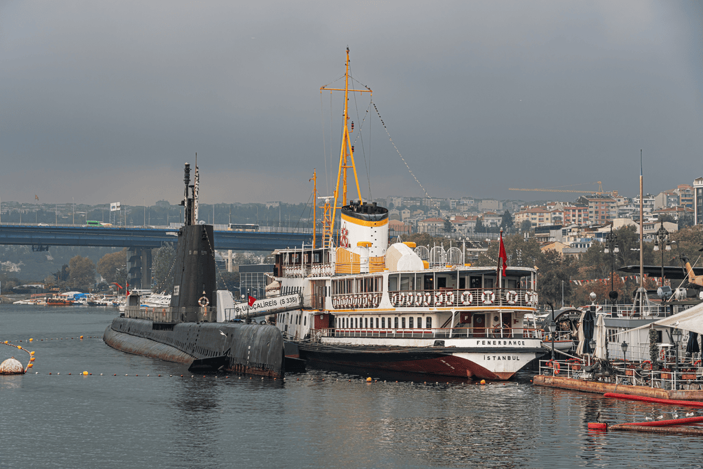 Rahmi M. Koç Müzesi'nde sergilenen TCG Uluçalireis denizaltısı