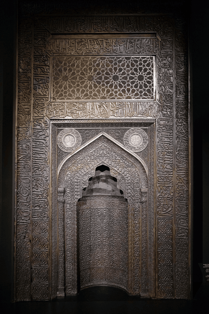 Ürgüp Taşkınpaşa Camii'nden getirilen ceviz ağacından oyma ahşap mihrap