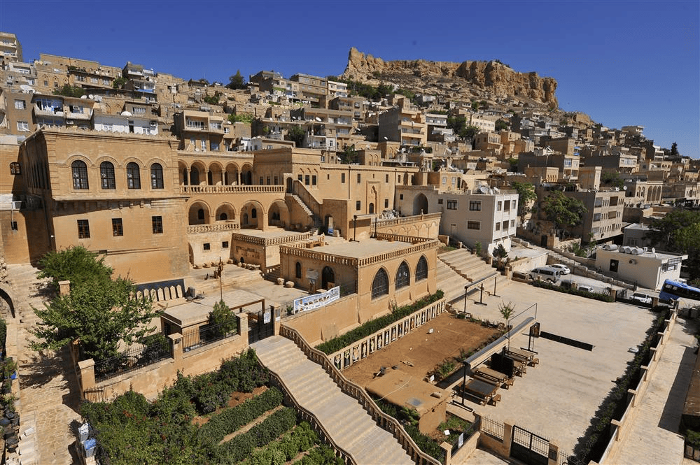 Mardin Müzesi'nin taş işçiliğiyle süslü üç katlı binası, eski Süryani Katolik Patrikhanesi