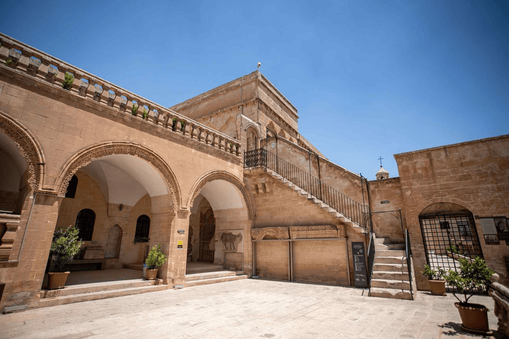 Mardin Müzesi'nin kemerli revaklarla çevrili avlusu