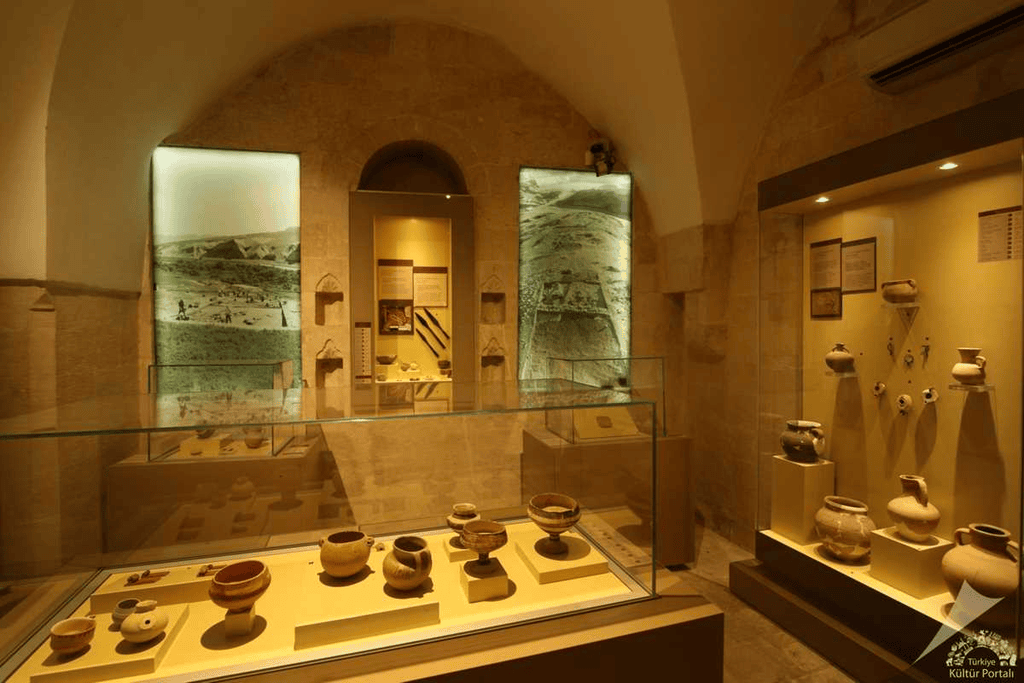 Mardin Müzesi Arkeolojik Kazılar Salonu'nda kazı buluntularının sergilendiği vitrinler