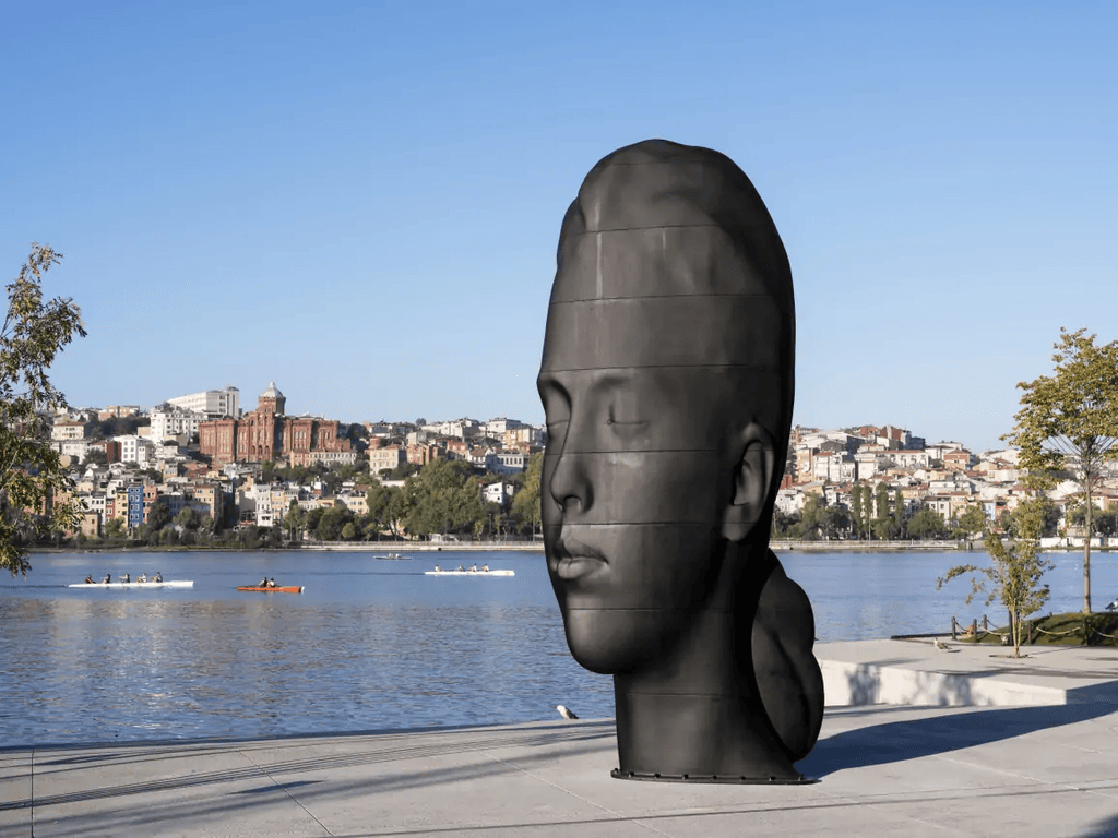 Jaume Plensa'nın gözleri kapalı dev kadın başı heykeli Juana, Tersane İstanbul'da Haliç kıyısında