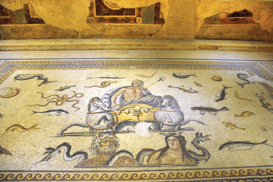 Hippokampların çektiği arabadaki Poseidon'u ve altta Okeanos ile Tethys'i gösteren Zeugma mozaiği