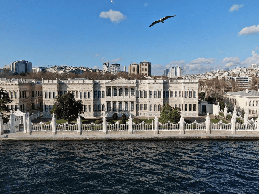 Milli Saraylar Resim Müzesi'nde tabloların sergilendiği Veliahd Dairesi salonu