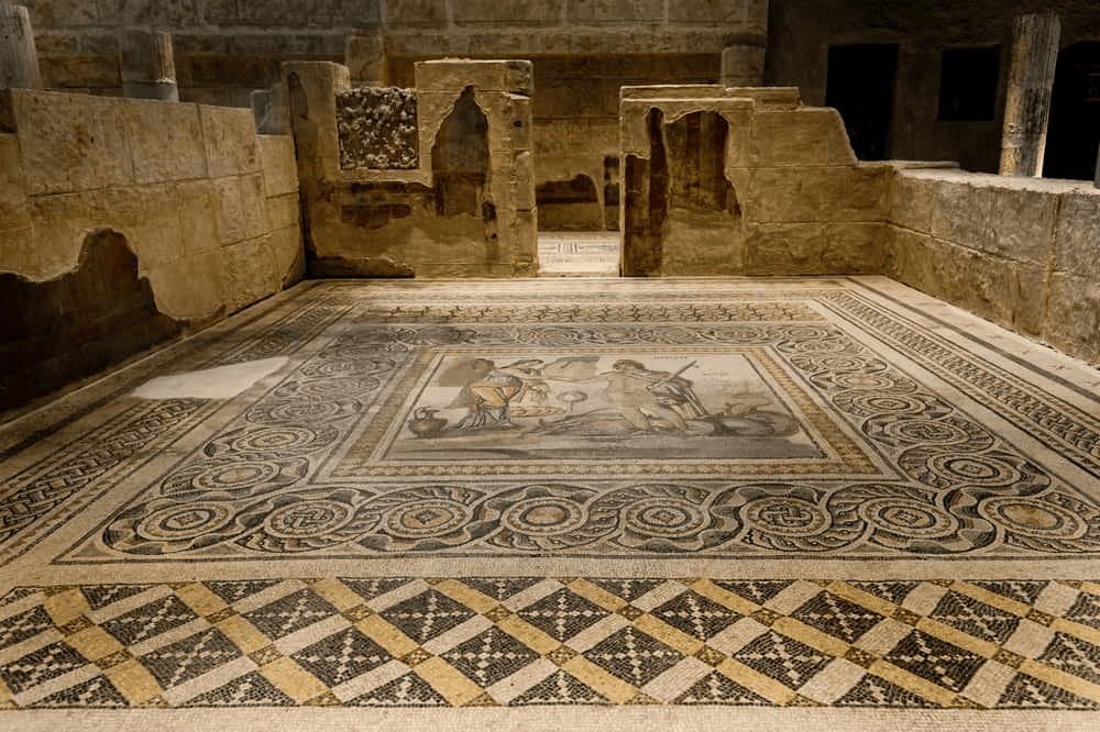 Müzede mimari düzeniyle yeniden kurulan Zeugma villasının mozaik tabanları