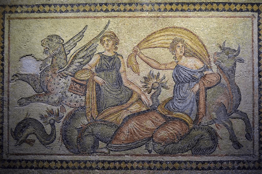 Zeugma mozaiğinde yakından görülen küçük tessera taşları