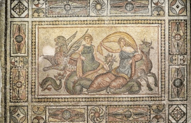 Boğaya dönüşen Zeus'un Europa'yı kaçırmasını anlatan Zeugma mozaiği