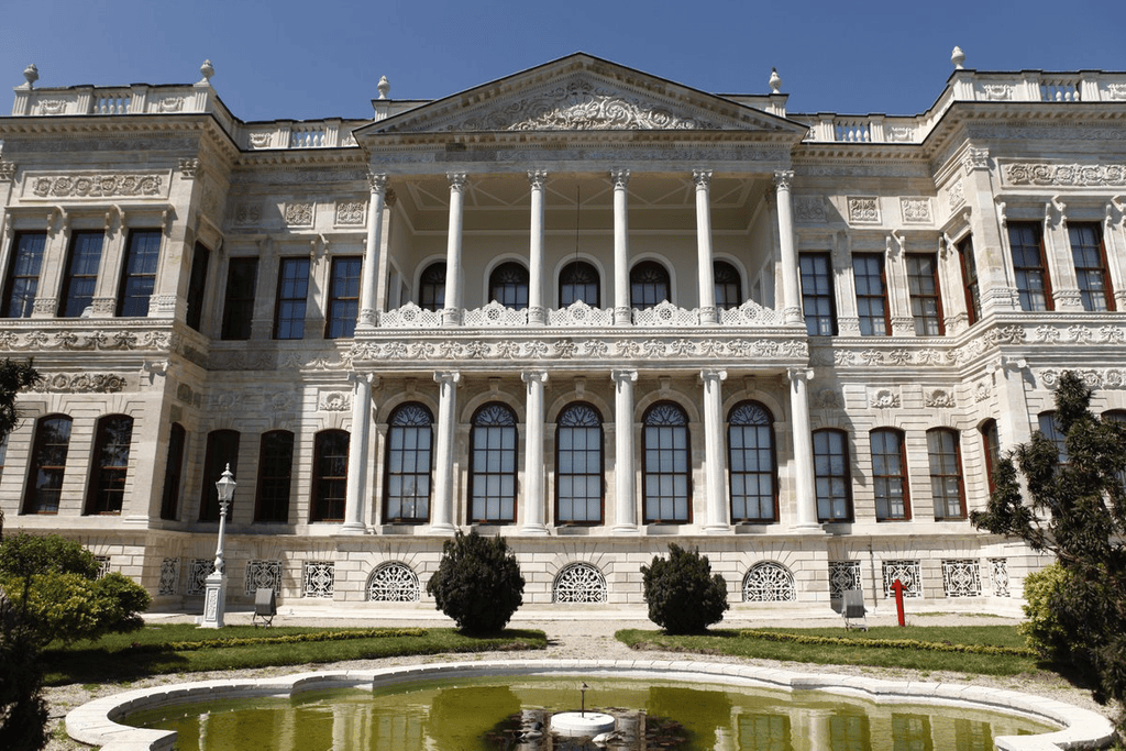 Dolmabahçe Sarayı kompleksindeki Veliahd Dairesi binası