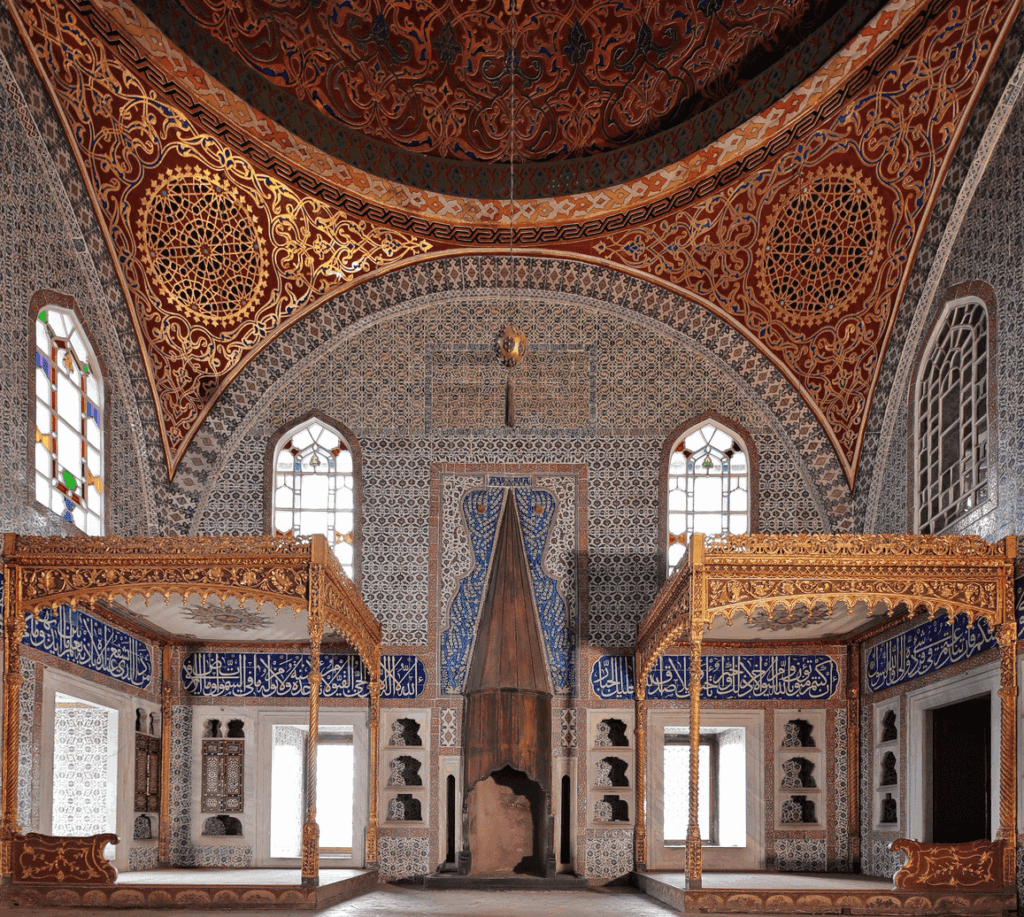 İznik çinili duvarları ve kubbesiyle III. Murad Has Odası