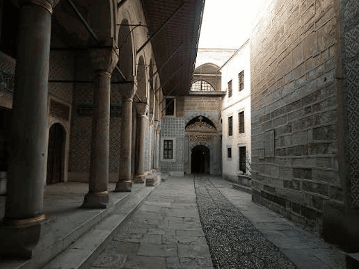 Harem girişindeki çinili Karaağalar Taşlığı