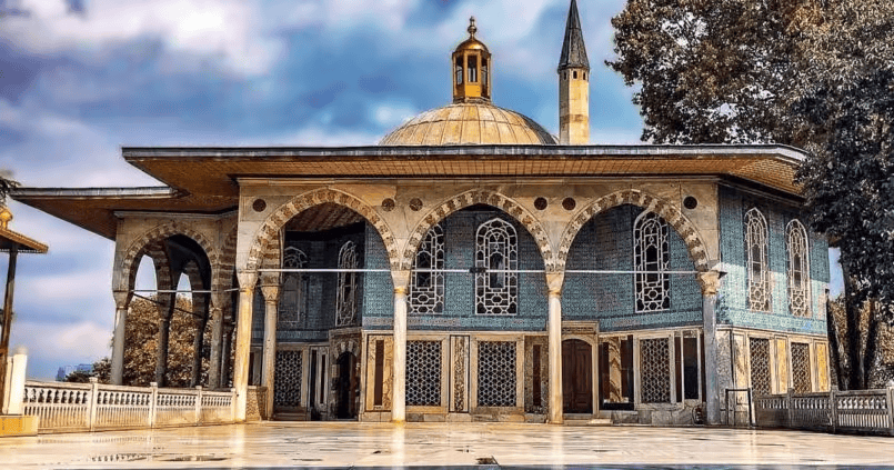 Topkapı Sarayı IV. Avlu'daki Bağdat Köşkü ve altın yaldızlı İftariye Kameriyesi